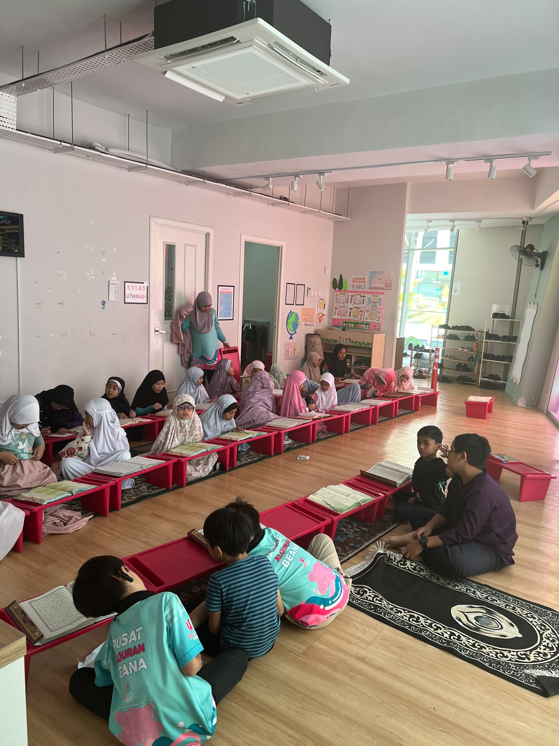 Pelajar duduk mengaji bersama di Beana