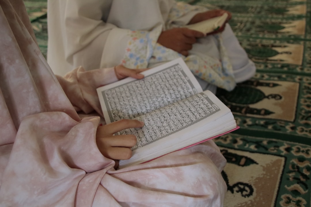 Pelajar Muslim belajar Al-Quran dalam suasana pembelajaran Islamik