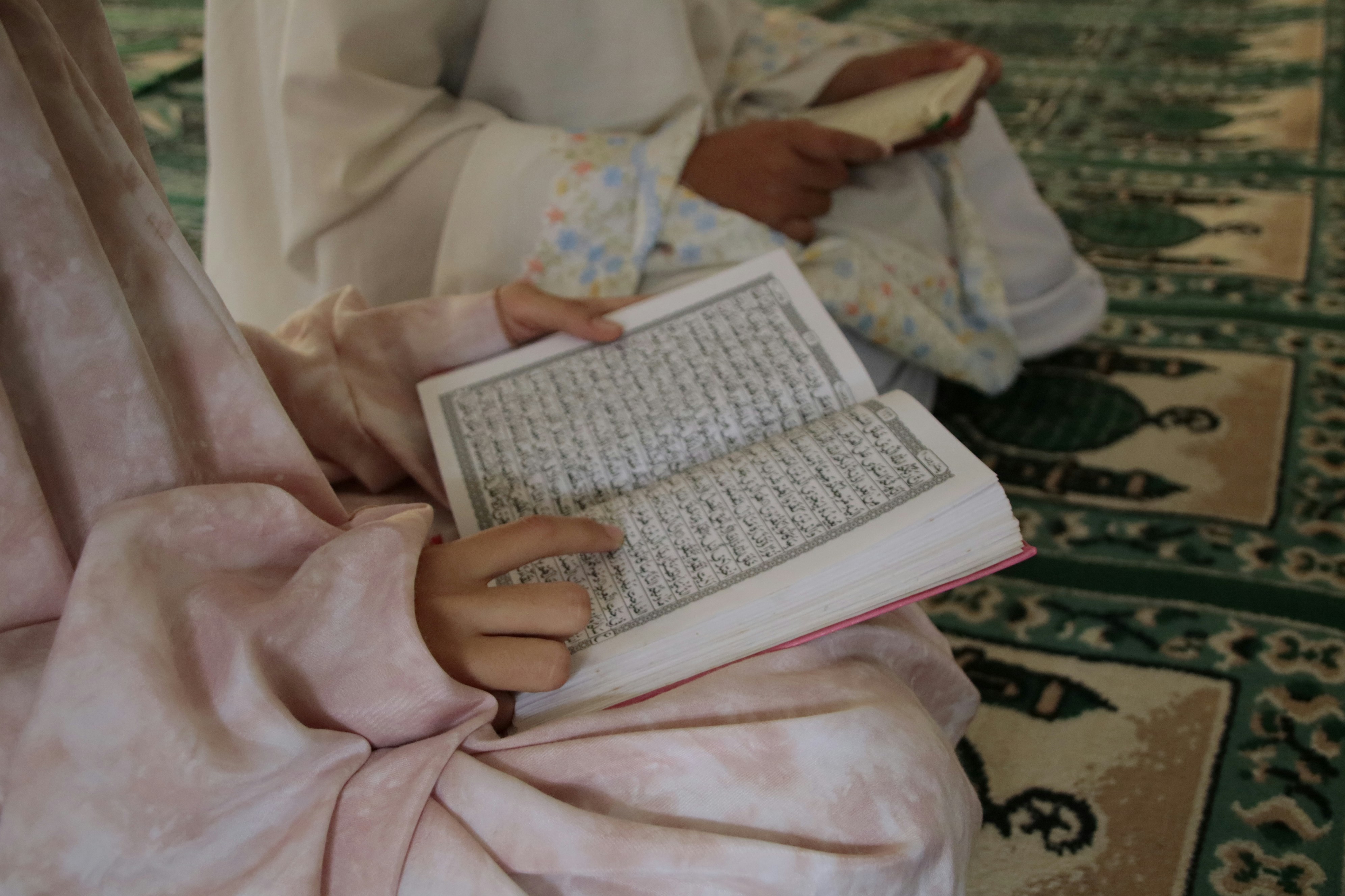 Pelajar Muslim membaca Al-Quran semasa Open Day KAFA